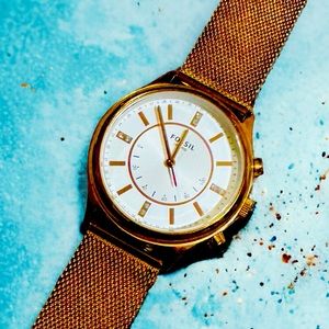 Ladies Rose Gold FOSSIL Hybrid Smart Watch, elegant styling, adjustable strap